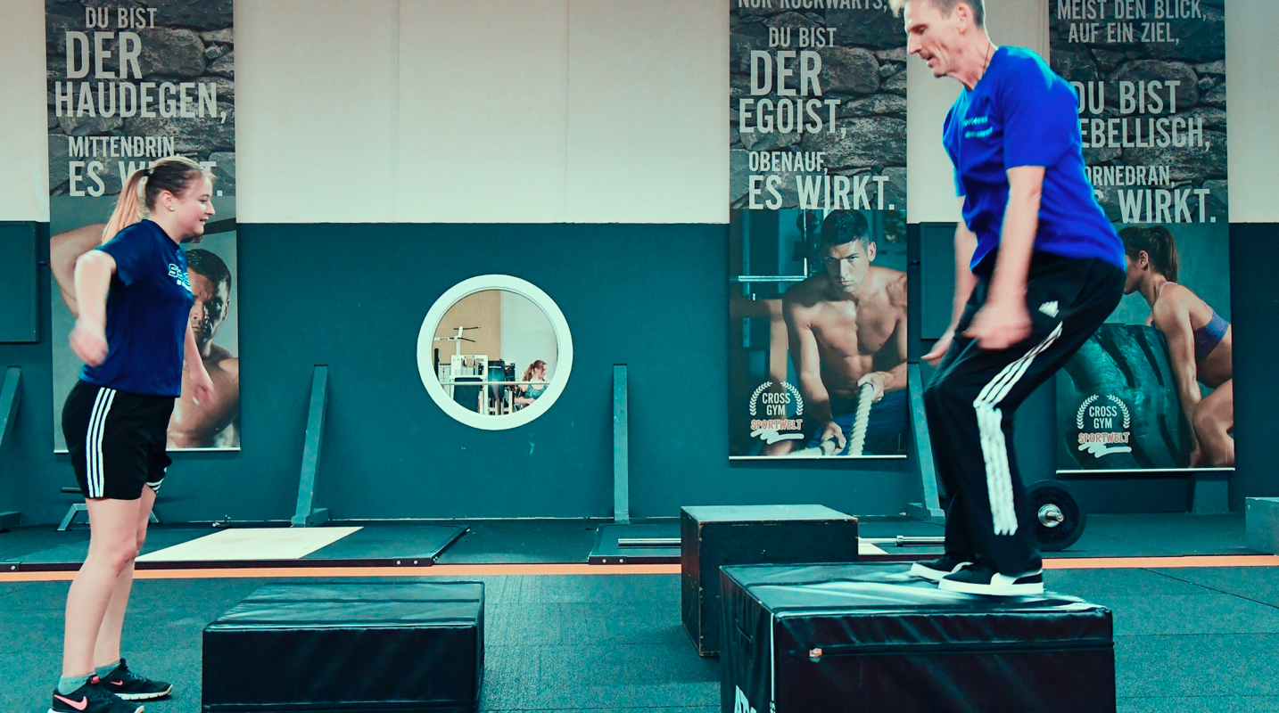 behind:the:scenes:it's:your:stage:start:play:repeat - SV Bavaria Waischenfeld die Frauenfußballmannschaft beim Cross Gym Trainin mit Bastian Lumpp in der Sportwelt Pegnitz